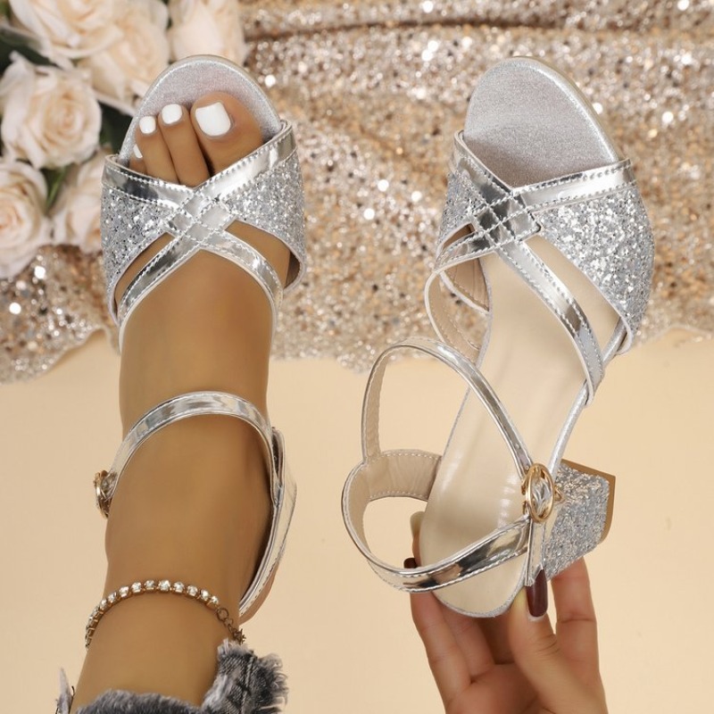 Wedding Shop - صنادل نسائية بكعب عريض ذهبية لامعة