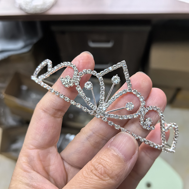 تاج زفاف فضي اللون مرصع بالأحج - مراجعة Wedding Shop وسعره